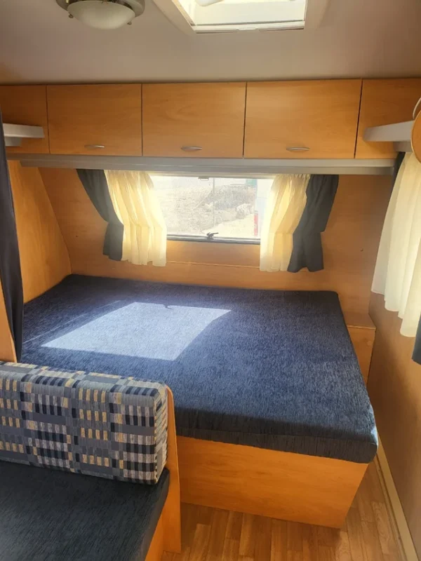 Zona de cama de Caravana jazz490 - Caravan Elx - Caravanas en Elche y Alicante