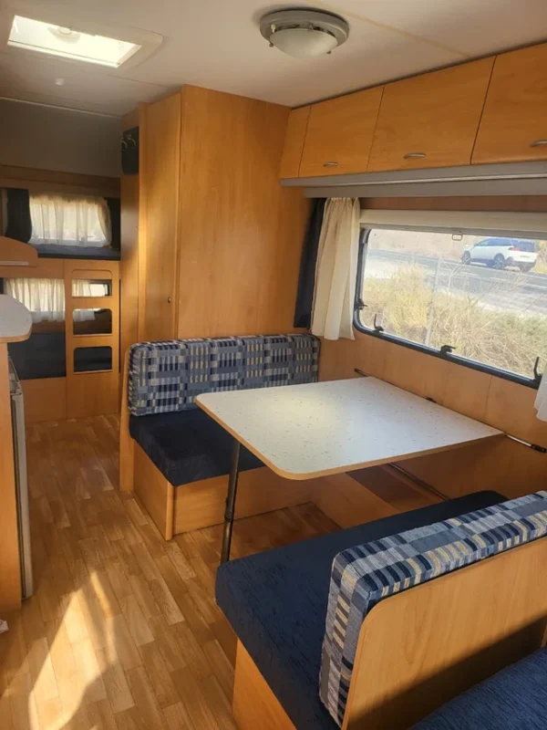 2. Zona de comedor de Caravana jazz490 - Caravan Elx - Caravanas en Elche y Alicante