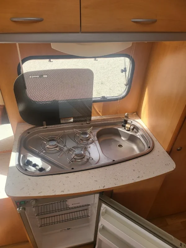 Cocina con nevera de Caravana jazz490 - Caravan Elx - Caravanas en Elche y Alicante