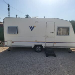 Caravana Vimara 450 de 2 ambientes distribuidos en salon comedor convertible en cama grande y cama fija con canape , baño completo con ducha y cocina completa , antena de tv, estabilizador Al-ko ,calefaccion truma,mosquiteras y oscurecedores en todas las ventanas, ruedas nuevas, avance y toldo de regalo , cambio de nombre incluido en el precio , se entrega revisada y con la itv recien hecha.